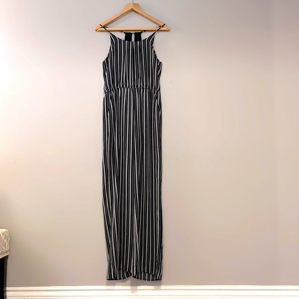 STUNNING 🤩 black and white long jumpsuit, with a wide leg pant. In size M